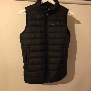  - Väst från Everest köpt på barnavdelningen men passar mig som har storlek s🥰
