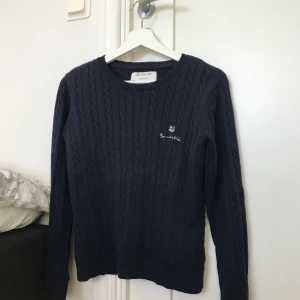 Bondelid tröja - Superfin tröja från märket Bondelid. Inköpt för cirka 2 år sen men endast använd 1-2 gånger så tröjan är som ny. Den är i storlek S men passar också XS. Nypriset när jag köpte den låg på ca 600kr och mitt pris är 150 kr med frakt inräknad. Fraktar endast.