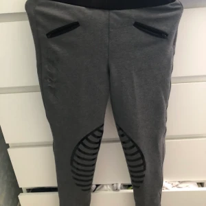 Ridbyxor  - Gråa ridbyxor. Knappt andvända då jag har ett par andra i samma storlek och märke fast i marinblåa, sköna och hyfsat bra grepp vid knäna. Köpta på Ullared för 400-500kr minns inte helt. Bra skick