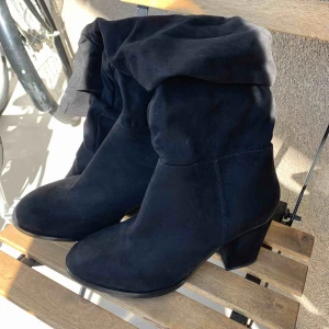  - FLYTTRENSNING!!  2 för 3 på allt fram t.o.m. sista maj. Frakt betalas av köparen. Billigaste på köpet.  Använda 1-2 gånger. Väldigt fint skick. Går ungefär till strax under knät. 