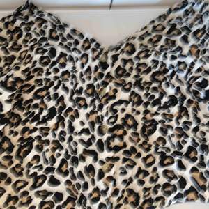 Beige skjorta med leopardmönster, köpt i USA nyligen och aldrig använd. Superfin och v-ringad.