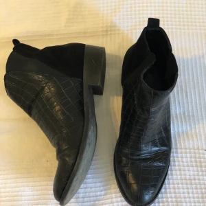 Bianco skor strl 35 - Säljer dessa då de inte används. Endast använda fåtal gånger. 