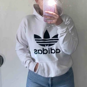  - Supersnygg adidas hoodie. Jätteskönt material då den inte blir för varm. Använd sparsamt och såklart i bra kvalite.  Frakt tillkommer om man inte kan mötas upp kring Staffanstorp 😊