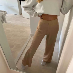  - Byxor från ginatricot med stretchband i midjan. Jag är 1.64cm lång.  Frakt tillkommer 63kr