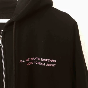  - Rltigt snygg och mysigt hoodie/kofta, använd max 3 gånger.  Du står för frakten❤️ 