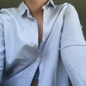  - Blå/vit randig skjorta, skriv för fler eller bättre bilder på den!! Frakt tillkommer💙 