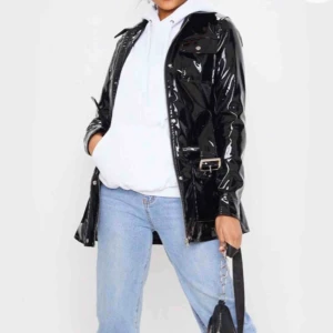  - AS cool vinyl jacka, helt oanvänd med prislapp kvar! Säljes då den inte kommit till användning. Möts i Karlstad eller så står köparen för frakt 💕