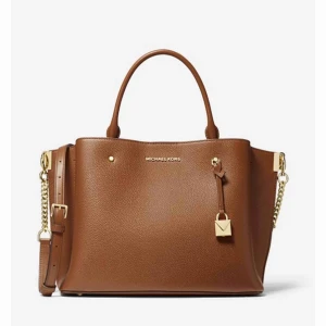  - Michael Kors brun skinnväska säljs billigt pga flytt! Nytt pris 3900kr, nu på rea 2340kr men jag säljer min för endast 1000kr! Jag har använt den max en månad så den är jättefint skick! Hämtning Odenplan, Stockholm eller kan posta mot fraktavgift 69kr.
