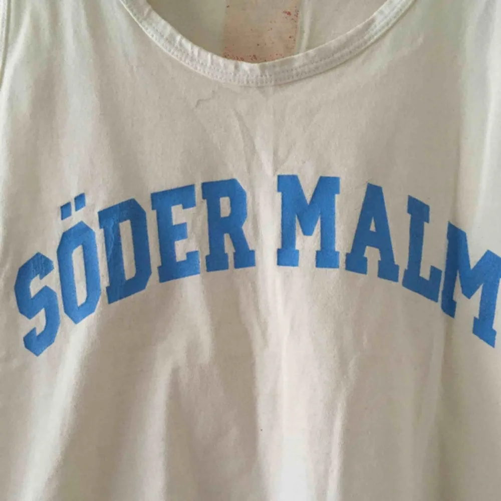 Vit linne med tryck ’Södermalm’. Vintage, ca storlek M. Toppar.