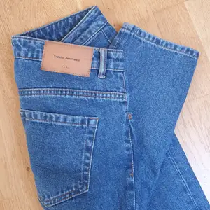 Mom-jeans från Zara i nästan ny-skick. Köpta i Berlin och finns inte kvar längre. Måste tyvärr sälja dem på grund av att de inte längre passar :( de är lite kortare i benen, skulle säga 28/30 i benen och 25 i midjan. Passar XS alternativt storlek 34!
