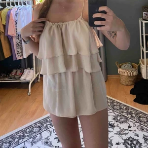  - Jättefin jumpsuit som ser ut som en klänning. Justerbara band! Betalning sker via swisha. Köparen står för frakten!