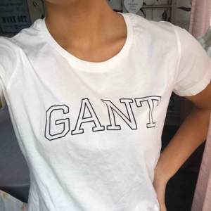Säljer min Gant tröja! As skön men kommer inte till användning. Använd Max 5 gånger, är i princip som ny. Perfekt inför våren och sommaren!! Priset kan diskuteras!