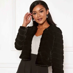  - diva party faux fur jacka inköpt från Bubbleroom för 499kr Helt oanvänd med prislapp kvar ☺️ Strl.34 men passar 36