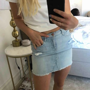 Jeans kjol - Somrig ljusblå jeanskjol från H&M i ett superskönt, stretchiga material🌾 fin till solbrända ben på sommaren☺️ storlek 170 men passar mig som är en XS på kjolar✨frakten tillkommer✨ 