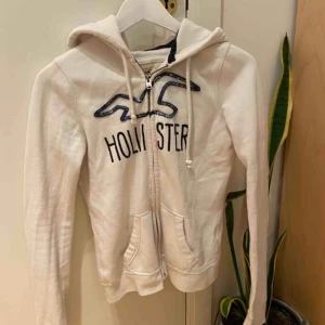 Hollister - Tröja från hollister som passar xs/s. Framhäver figuren när man stänger den då det är en tajtare modell😍 Köparen står för frakten.