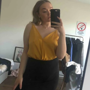  - Gul body från bikbok! Riktigt fin och perfekt nu till sommaren! Säljer pga att jag aldrig använder den. Köparen står för frakten🌸🌼🌺