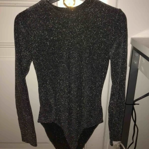  - Jättesnygg glittrig body ifrån h&m. Köpare står för frakt.