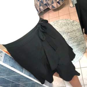 Säljer en superfin kjol med volanger, köptes förra sommaren från MQ och har endast använt kjolen ett fåtal gånger💕 ordinarie pris 600kr