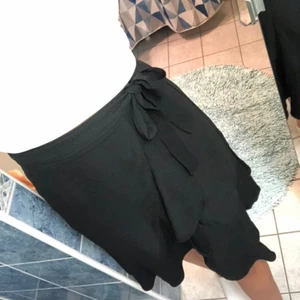 Kjol - Säljer en superfin kjol med volanger, köptes förra sommaren från MQ och har endast använt kjolen ett fåtal gånger💕 ordinarie pris 600kr