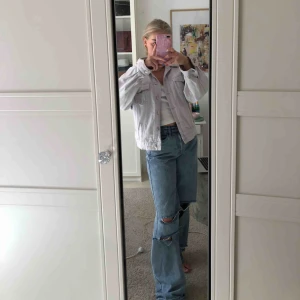  - Ljuslila jeansjacka som passar perfekt nu på våren! Super fint skick. Dma för fler bilder