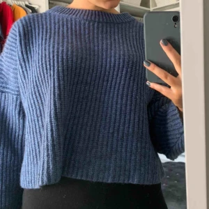  - mysig stickad tröja, cropped och oversize 🦋 knappt använd, sticks inte. fraktas mot kostnad ⚡️