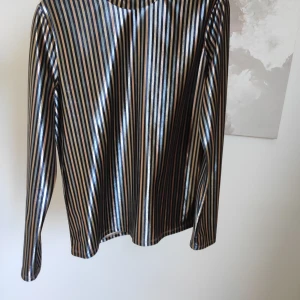 Zara shirt velvet metallic S - Barely worn. Happy to answer any questions :)