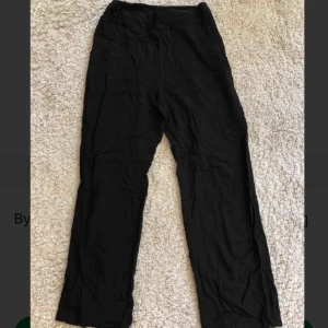  - Sköna utsvängda byxor från Bik Bok. Resår i midjan. Köparen står för frakten🌟🌟