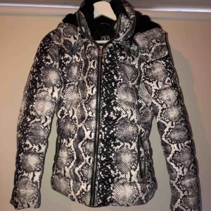  - Dunjacka från Zara i väldigt fint skick med härligt kurvig luva som går att ta av om så önskas🥰