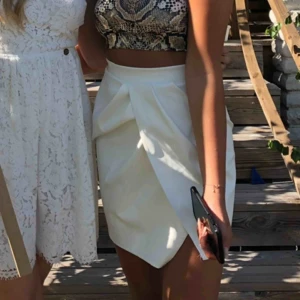  - Vit kjol i läderimitation från NLY, använd 1 gång! Så den är i mycket bra skick