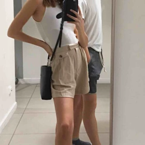  - bekväma shorts i kaki-färg. storlek 34/XS. fint skick!