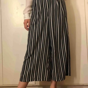  - Svart och vitrandiga byxor🦓kan mötas upp i Karlstad annars tillkommer frakt