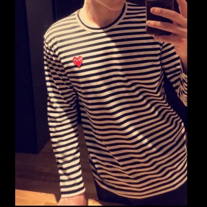 Comme des garcons PLAY (CDG) - Storlek XL - INTRESSEKOLL. CDG PLAY långärmad tröja. Storleken är XL men passform är mer åt M/L då den krymt vid tvätt. Skick: 8/10. Väldigt bra skick. Betalning sker via Swish, köpare betalar före frakt.