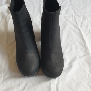 H&M boots  - Oanvänt boots från h&m, köpt för 399kr. Bra skick  frakt 60kr och priset kan diskuteras. 