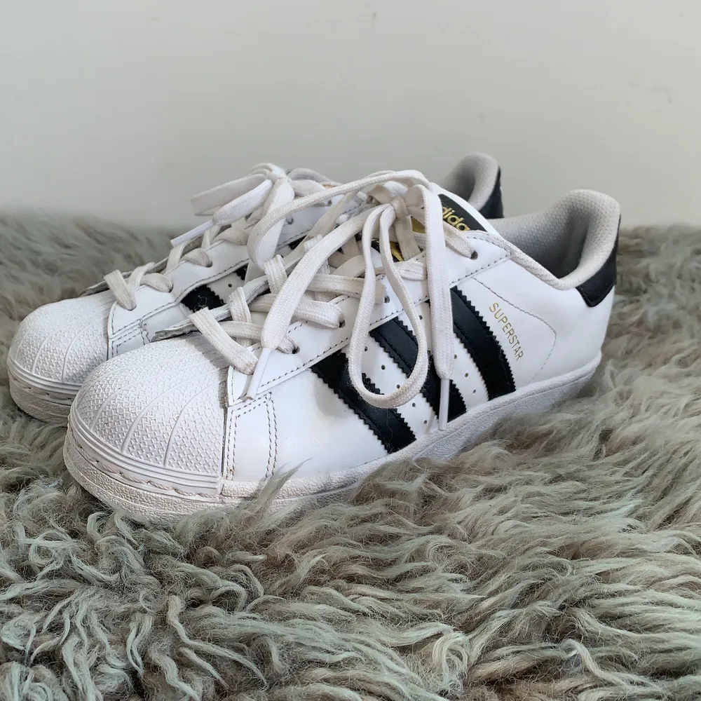 Jag säljer mina Adidas superstar skor som har blivit försmå för mig och behöver en ny ägare. De är inte mycket använda och är i ett jättefint skick. Kan skickas, köparen betalar frakten (88kr) . För mer information, kontakta mig.. Skor.