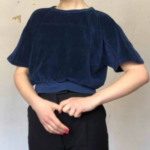  - Riktigt fin mörkblå velvet tröja! Som funkar för flera storlekar beroende på hur tajt en vill ha den💙 skriv om du undrar något! ⭐️