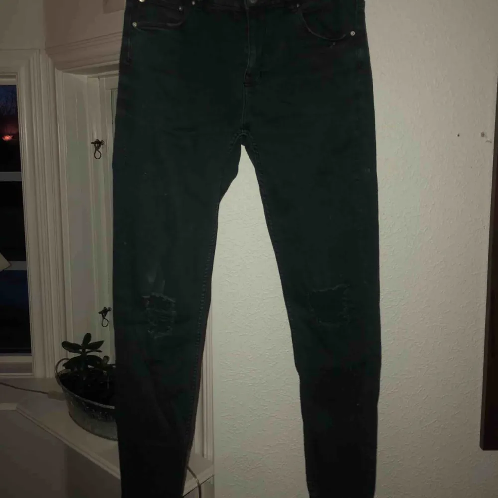 Jeans med slitningar på knäna, från Lager157  I mycket bra skick. Jeans & Byxor.