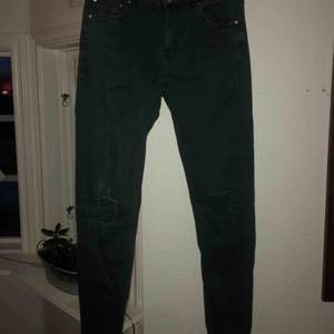 Jeans med slitningar på knäna, från Lager157  I mycket bra skick