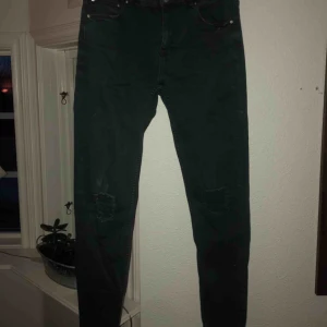  - Jeans med slitningar på knäna, från Lager157  I mycket bra skick