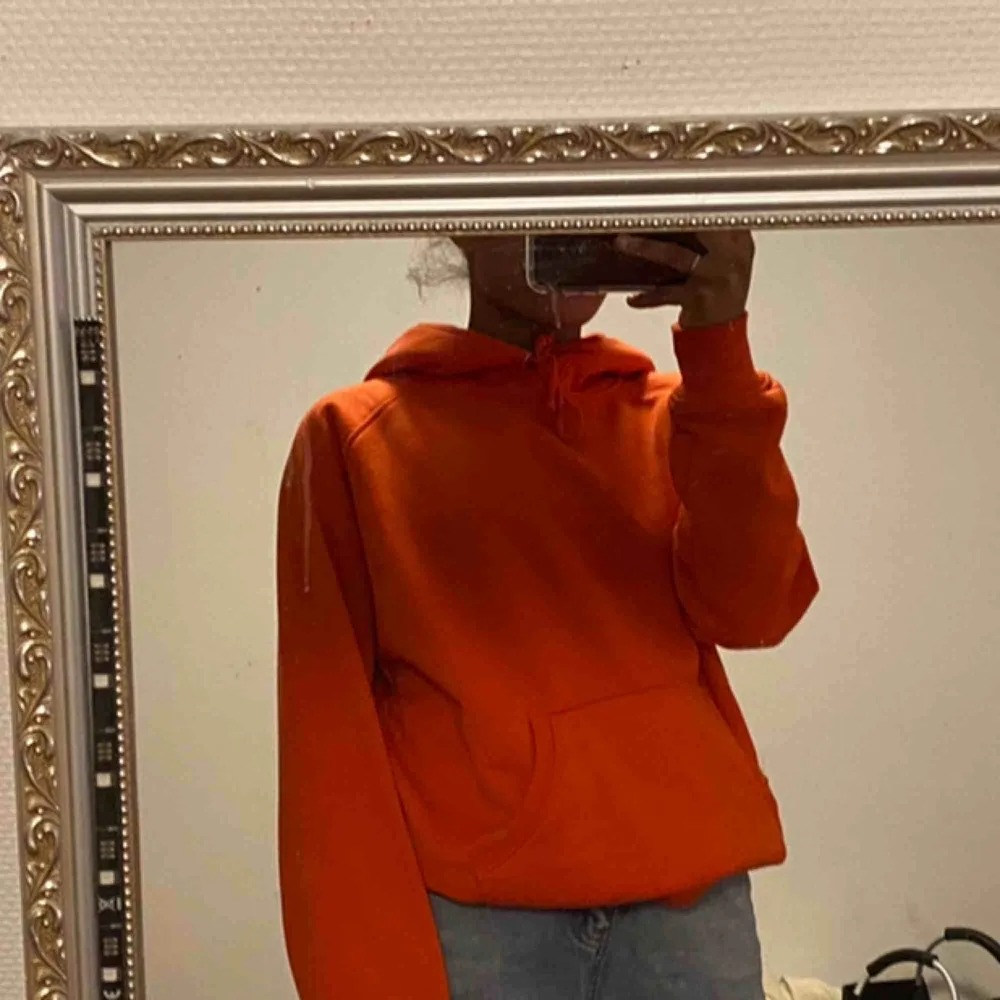 Bikbok Hoodie orange/röd  Ganska använda men i bra skick . Hoodies.