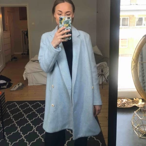  - Ljusblå Kappa i filtigt material  Frakt tillkommer 