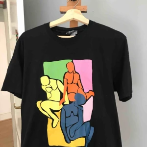  - Oversize T-shirt från reclqimed vintage med supersnyggt tryck. Väldigt skön och går att använda i princip när som helst. Kan mötas upp i Malmö eller skicka inom Sverige. Köparen står för frakt. ✨