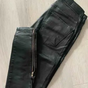 Jeans läderliknande material st 24. Från Gina Tricot Perfekt skick 