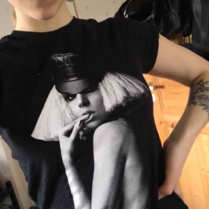  - Fin tröja med tryck Lady Gaga. Sällan använd
