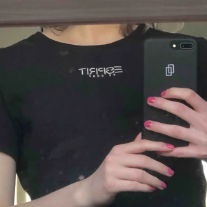  - Vanlig passform. Rätt vintage och gammal vilket dock inte märks på skicket. 