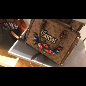 Guess väska sökes!!!! - Efterlyser denna guess väska som fanns på accent för ca 2 år sen! Nån som vet vad modellen heter, eller möjligtvis säljer denna modell hör gärna av dig!!