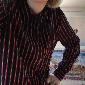 Peak Skjorta - Peak Performance Skjorta i storlek M, modellen är väldigt boxy och rak så funkar både dam och herr. Köptes för dryga året sen men använd endast ett par få gånger, så i nytt skick! 