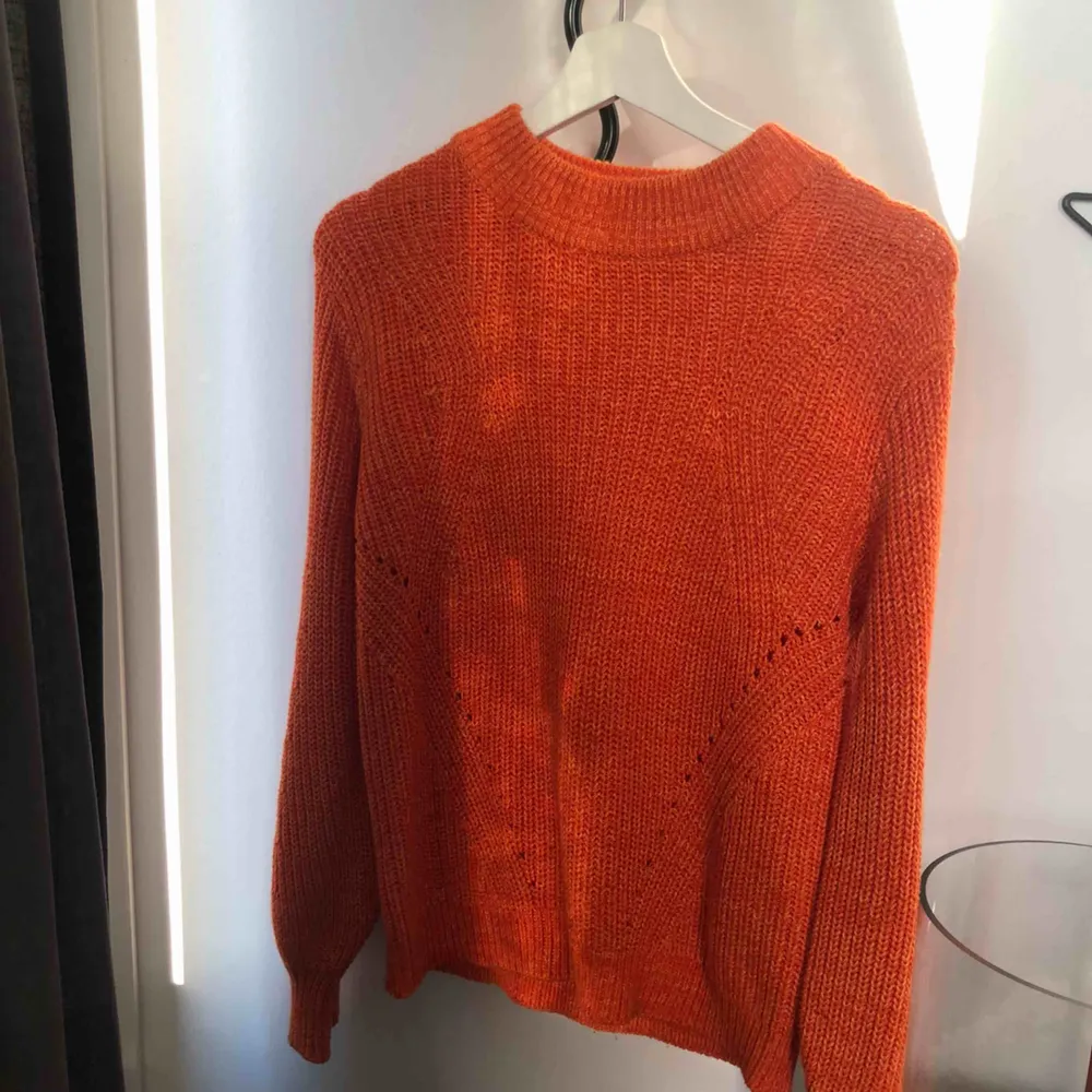 Orange stickad tröja från H&M med lite ”ballong” ärmar. Knappt använd!. Stickat.