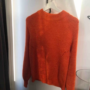  - Orange stickad tröja från H&M med lite ”ballong” ärmar. Knappt använd!