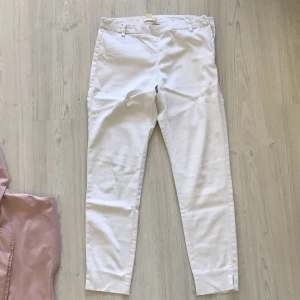 H&M vita byxor 36 - Jag har använts de under senaste 4 år, super nöjd men tyvärr har gick ner i vikt och de passar inte så bra längre. Elastiska, passar bra även i storlek 38