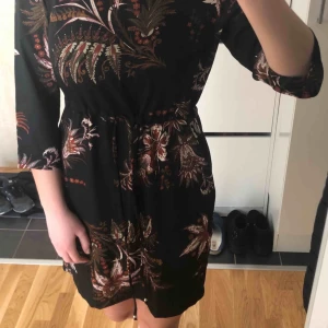 Ny klänning - 🍃 Skärpförsedd klänning🌿 •Helt ny, bara upptvättad •En superfin klänning i lätt material som passar bra till vår/sommar •Nypris 399 kr •Säljer för 109 kr 🚫Djurfritt och rökfritt hem 📍Kan mötes upp i Mölnlycke 📬Kan skickas mot fraktkostnad(44 kr)